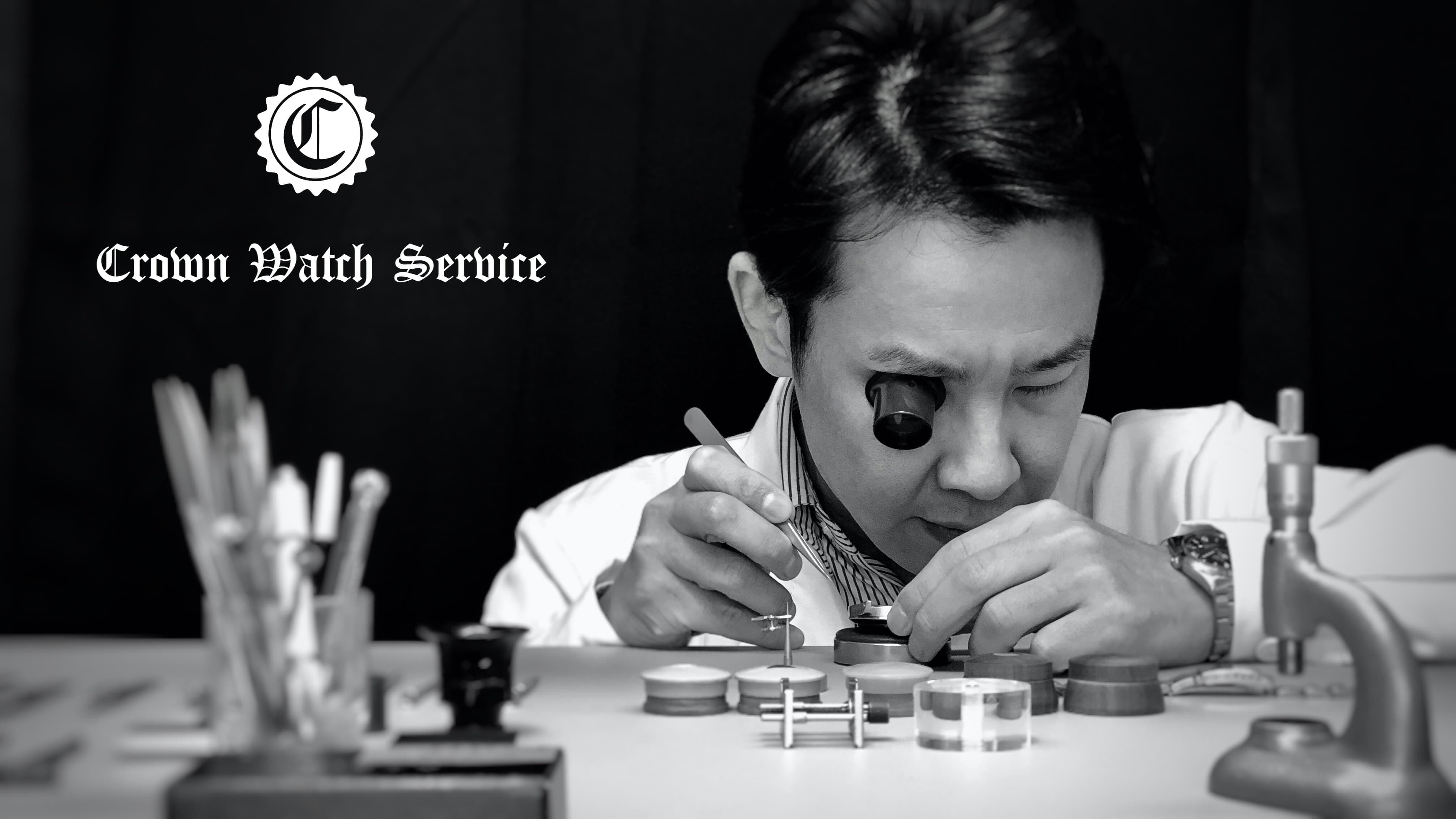 ロレックスを修理している職人